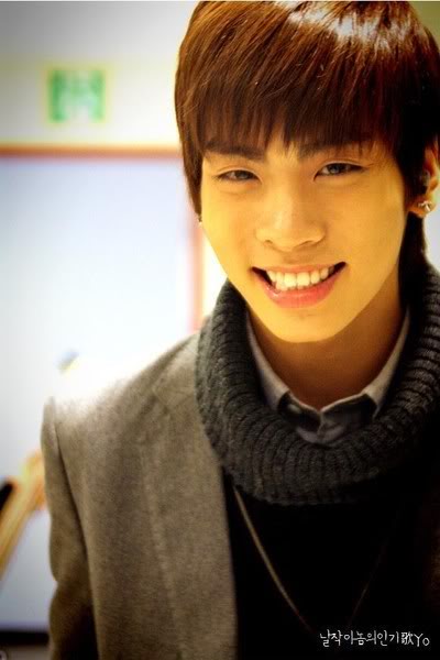 -Smile-Jonghyon-shinee-4657646-400-
